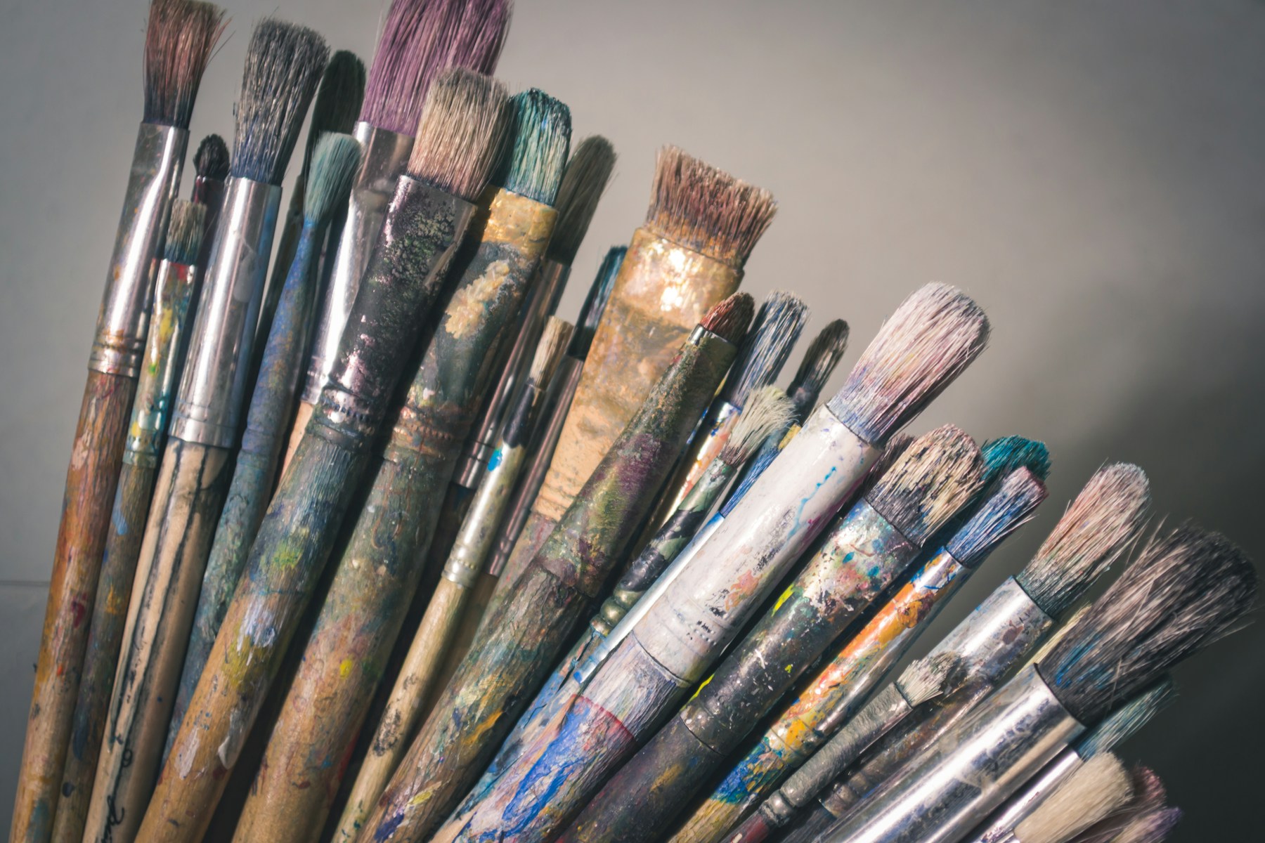 Penselen en verf als materiaal voor beeldende kunst