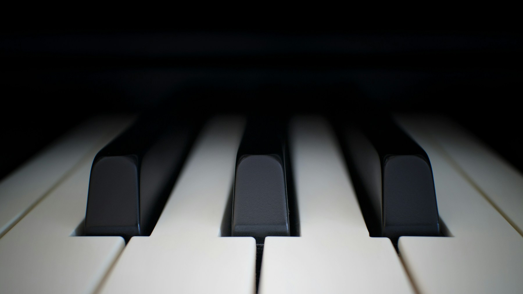 Pianotoetsen in sfeervol licht